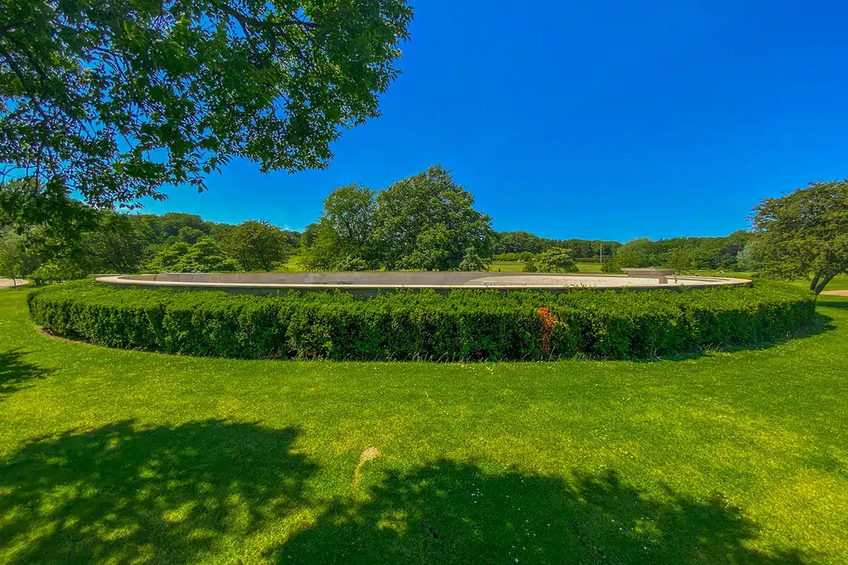 Det cirkelformede monument over de faldne omgivet af hække i Mindeparken