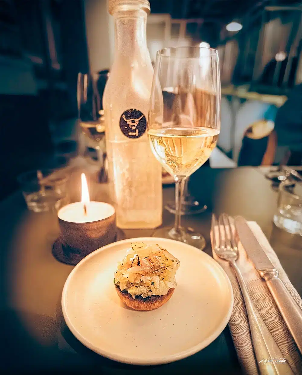 En delikat servering af jomfruhummer tatar hos Restaurant Møf