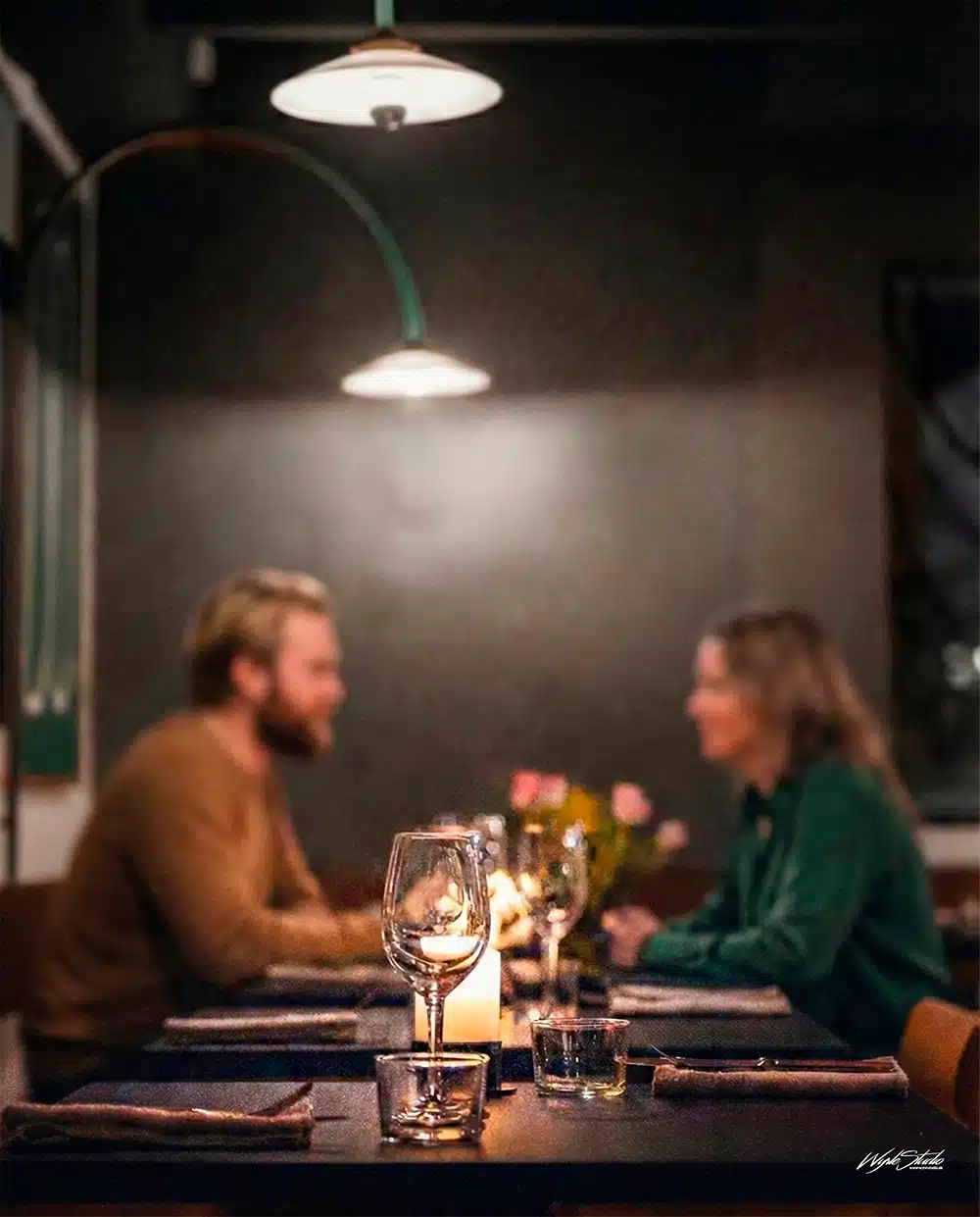Gæster der nyder en intim middag hos Restaurant Møf