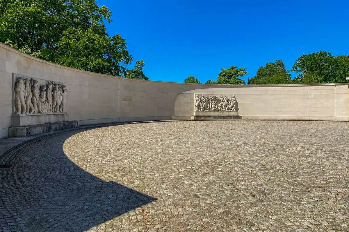 Indgraverede navne på faldne soldater på monumentets mur i Mindeparken