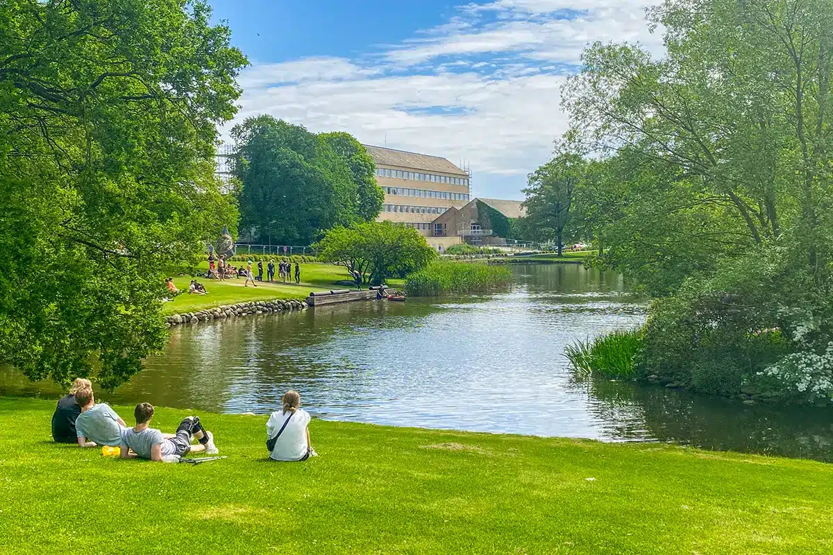 Mennesker slapper af ved søen i Universitetsparken
