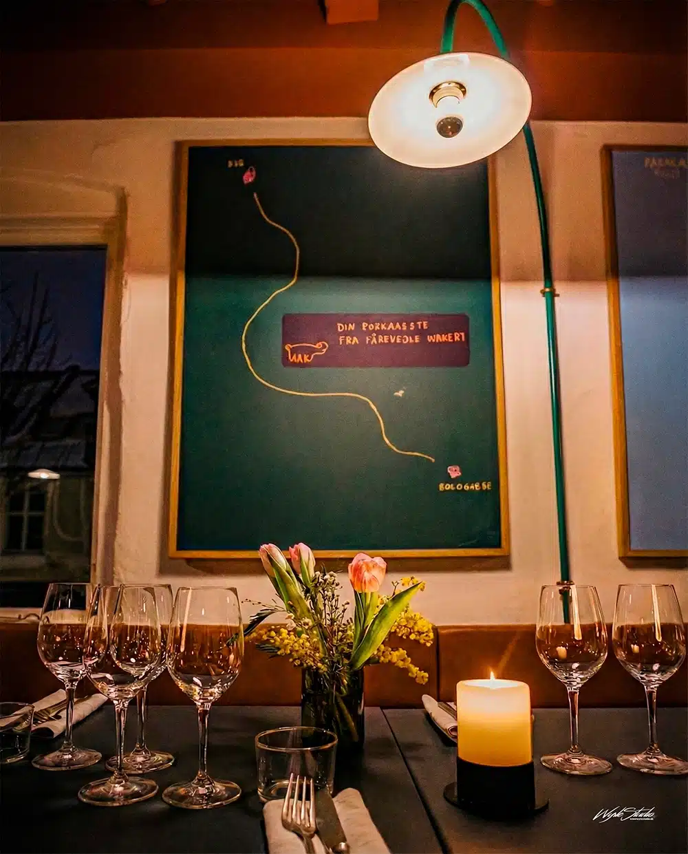 Moderne kunst og dækket bord i tre etager hos Restaurant Møf