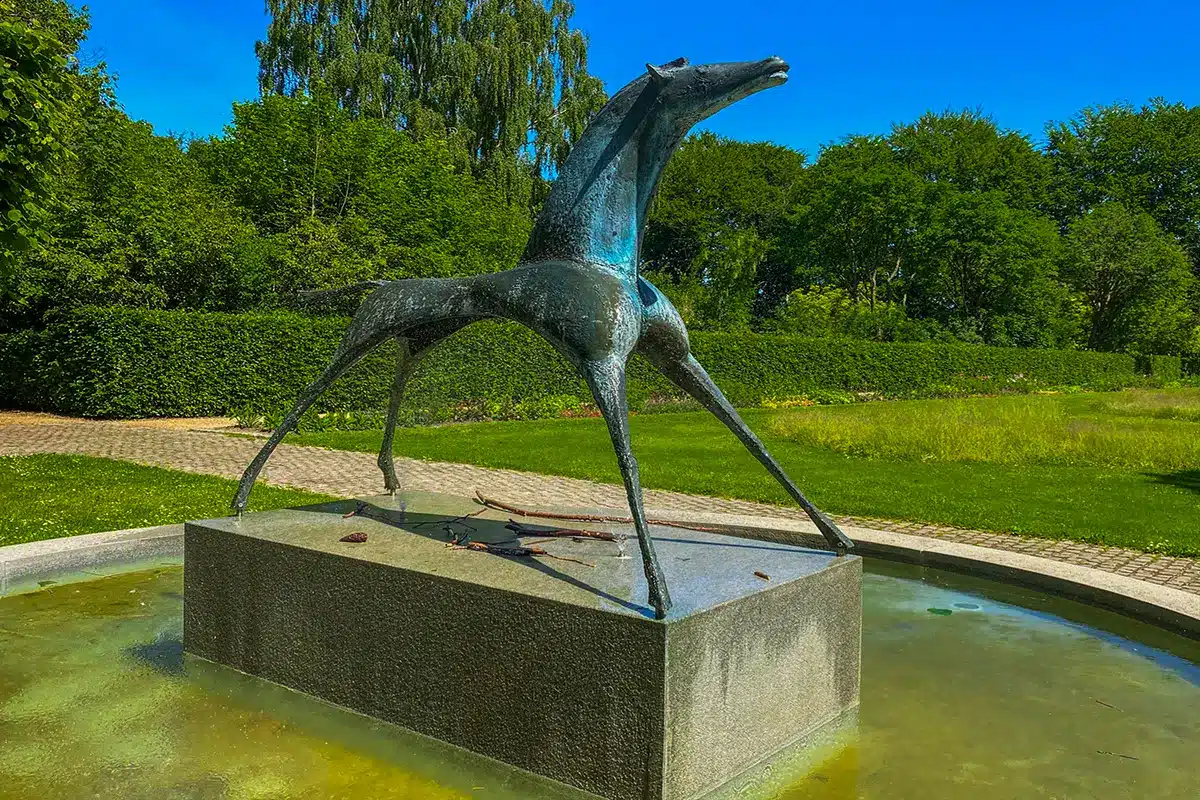 Statuen Solhesten med panoramaudsigt over den store plæne i Mindeparken