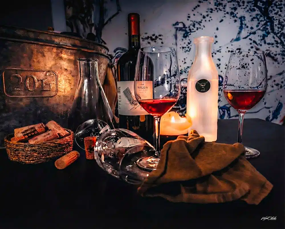 Stemningsbillede med vinflasker og fyldte vinglas hos Restaurant Møf.