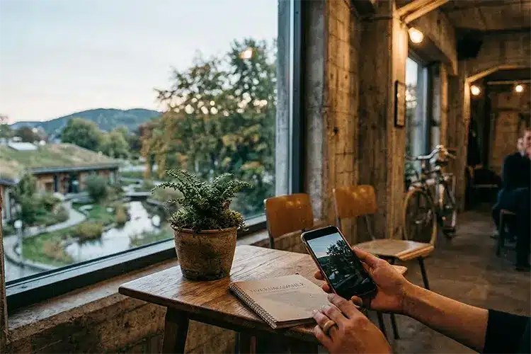 Durabilité au quotidien&nbsp;: sommes-nous devenus trop autoconsommateurs&nbsp;? IA