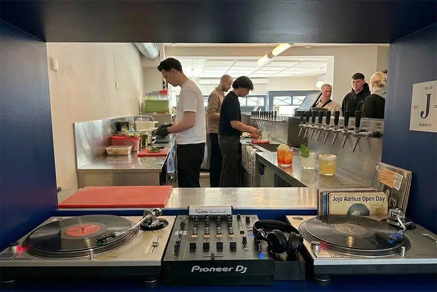 JOJO er landet i Aarhus: Cocktails på hane og solskin ved Åboulevarden