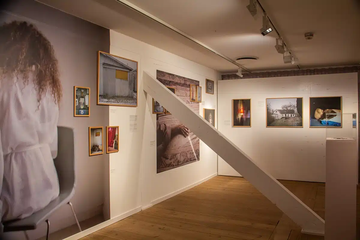 Oversigtsbillede af et udstillingslokale på KØN med titlen ”You still don’t know my name