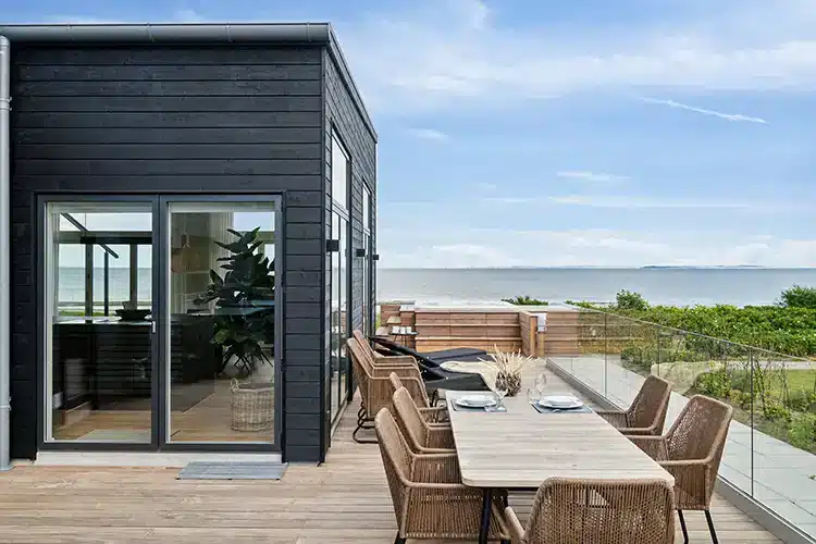 Sommerhusferie med både byliv og strandliv