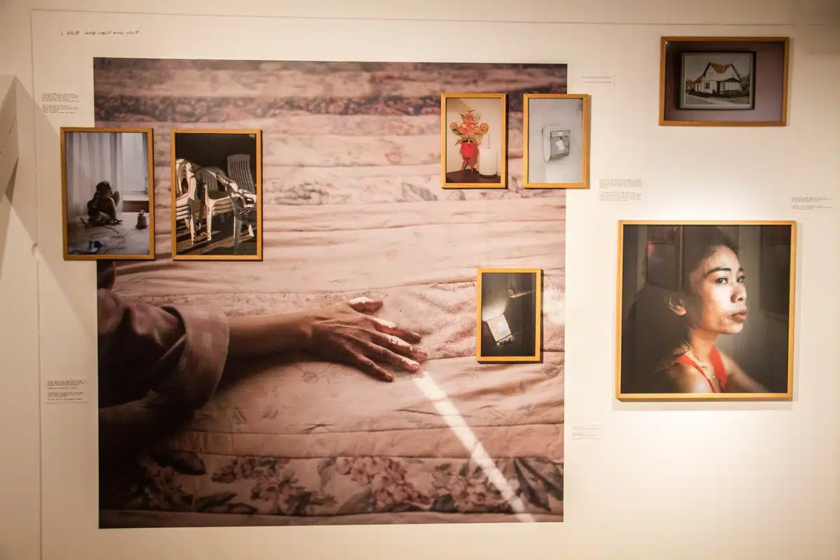 ”You still don’t know my name” på KØN billeder, der viser en hånd på et blomstret sengetæppe, omgivet af mindre indrammede billeder