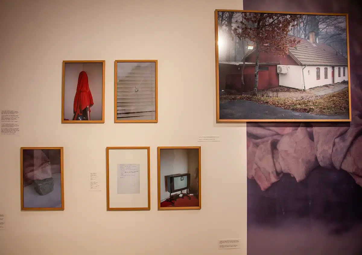 ”You still don’t know my name” på KØN med seks indrammede fotografier i forskellige størrelser, der viser detaljer som et rødt klæde, en revne i en rude og et lille hvidt hus