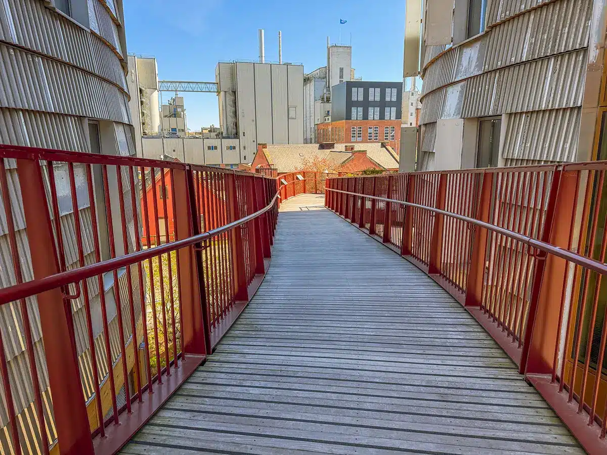 Den røde gangbro på Kulbroen med udsigt til silopakhuse og Sydhavnen Den røde gangbro på Kulbroen med udsigt til silopakhuse og Sydhavnen