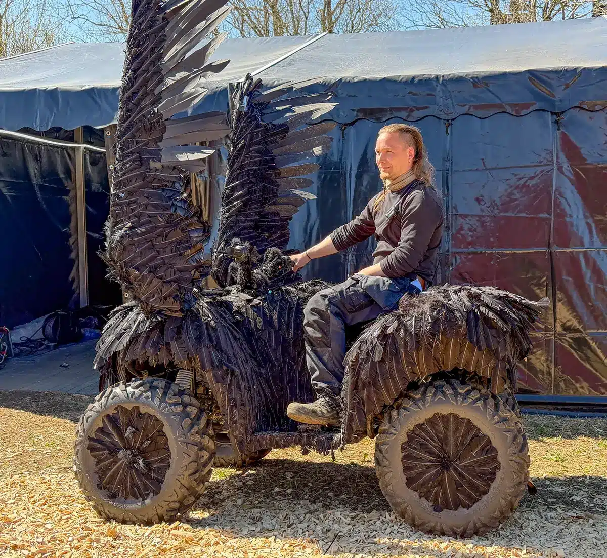 Eldrevet ATV ombygget til en enorm sort krage med opslåede vinger og tusindvis af fjer, parkeret backstage i landsbyen på Moesgaard.