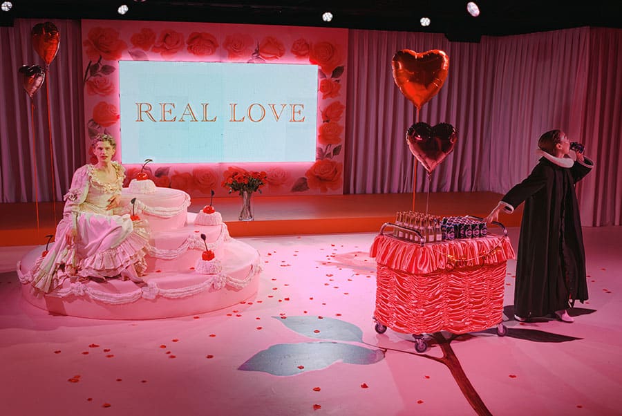 Real Love på Aarhus Teater fik hele salen til at grine af kærligheden og måske tro lidt på den igen