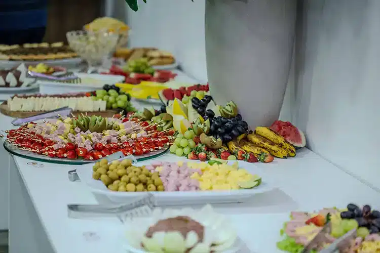 Et uformelt bryllup kalder på en god buffet - sponseret