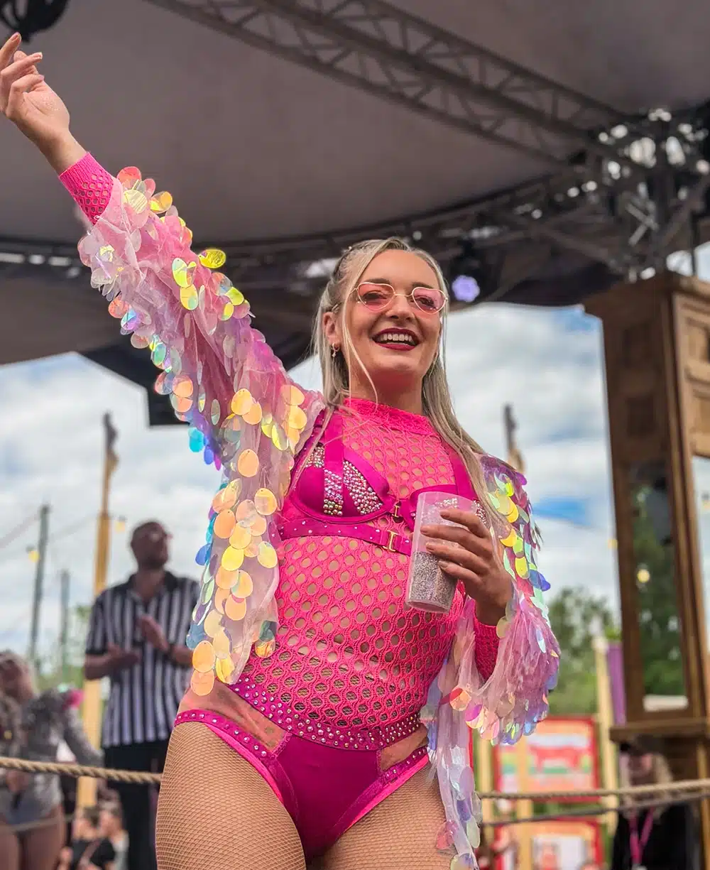 Entertainer i pink paillettøj på scenen ved NorthSide 2026 Sideshow under Glitter Wrestling