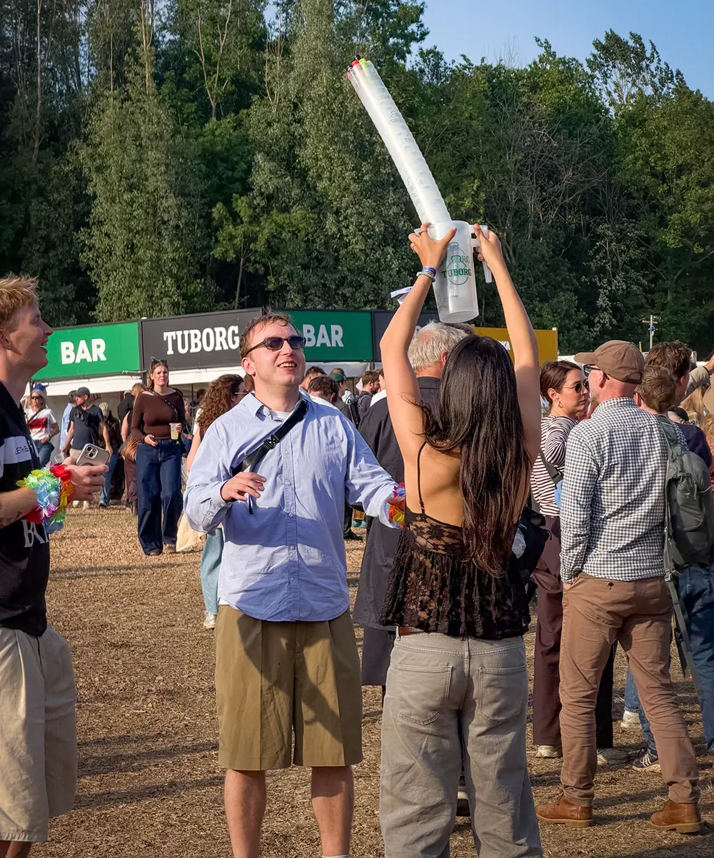 Festivalgæst med kæmpestore plastikkrus foran Tuborg Bar på NorthSide 2026