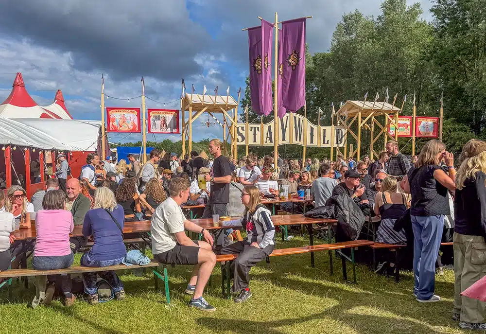 Fyldte langborde i NorthSide 2026 Sideshow området