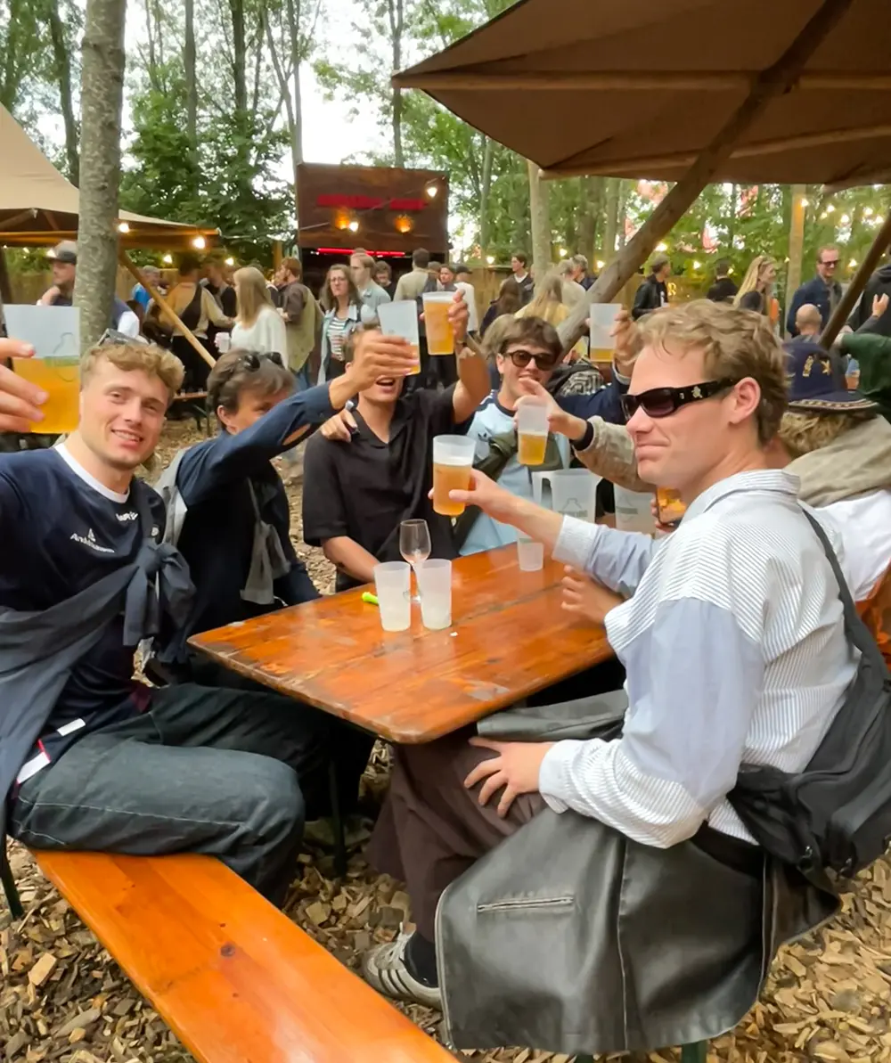 Unge festivalgæster skåler med øl i Skovbrynet på NorthSide 2026