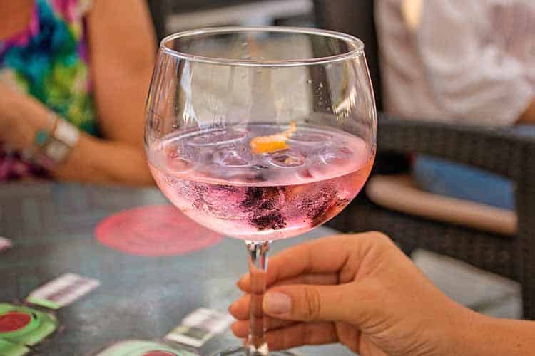Cocktailbingo hos Shima - Envato billede