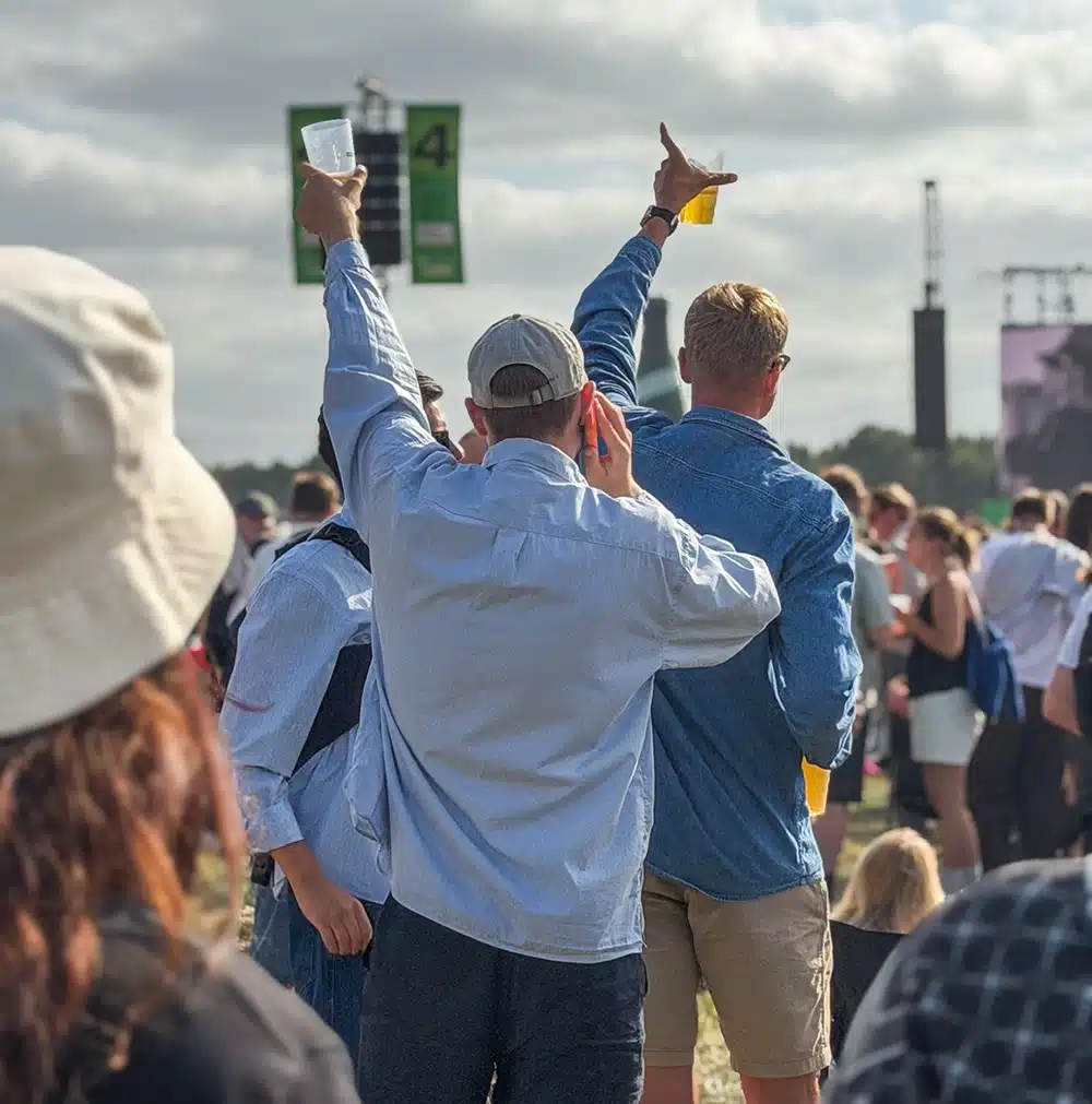 Festivalgæster med øl i hånden på pladsen til Grøn 2026