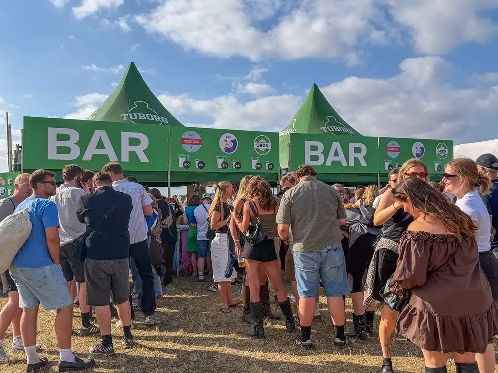 Festivalgæster står i kø ved baren til Grøn 2026