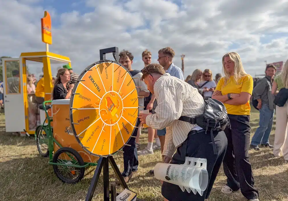 Gæst drejer på lykkehjulet på festivalpladsen til Grøn 2026
