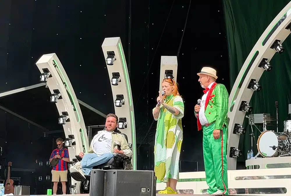 Simon Toftgaard Jespersen, Jacob Haugaard og Kathrine Abrahamsen på scenen til Grøn 2026
