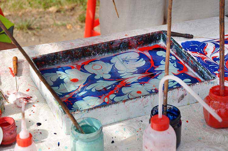 fluorescerende kunstværk med water marbling - Envato billede