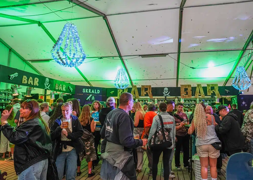 Afslappet stemning blandt frivillige i Skraldebaren på Smukfest 2026