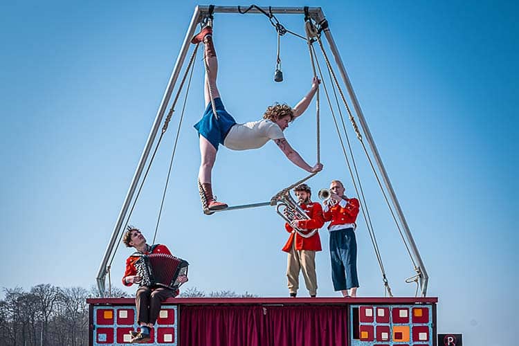 DYNAMO & Cirkus GrandDanois præsenterer forestillingen GRAND DANOIS - foto Cosmin Cirstea