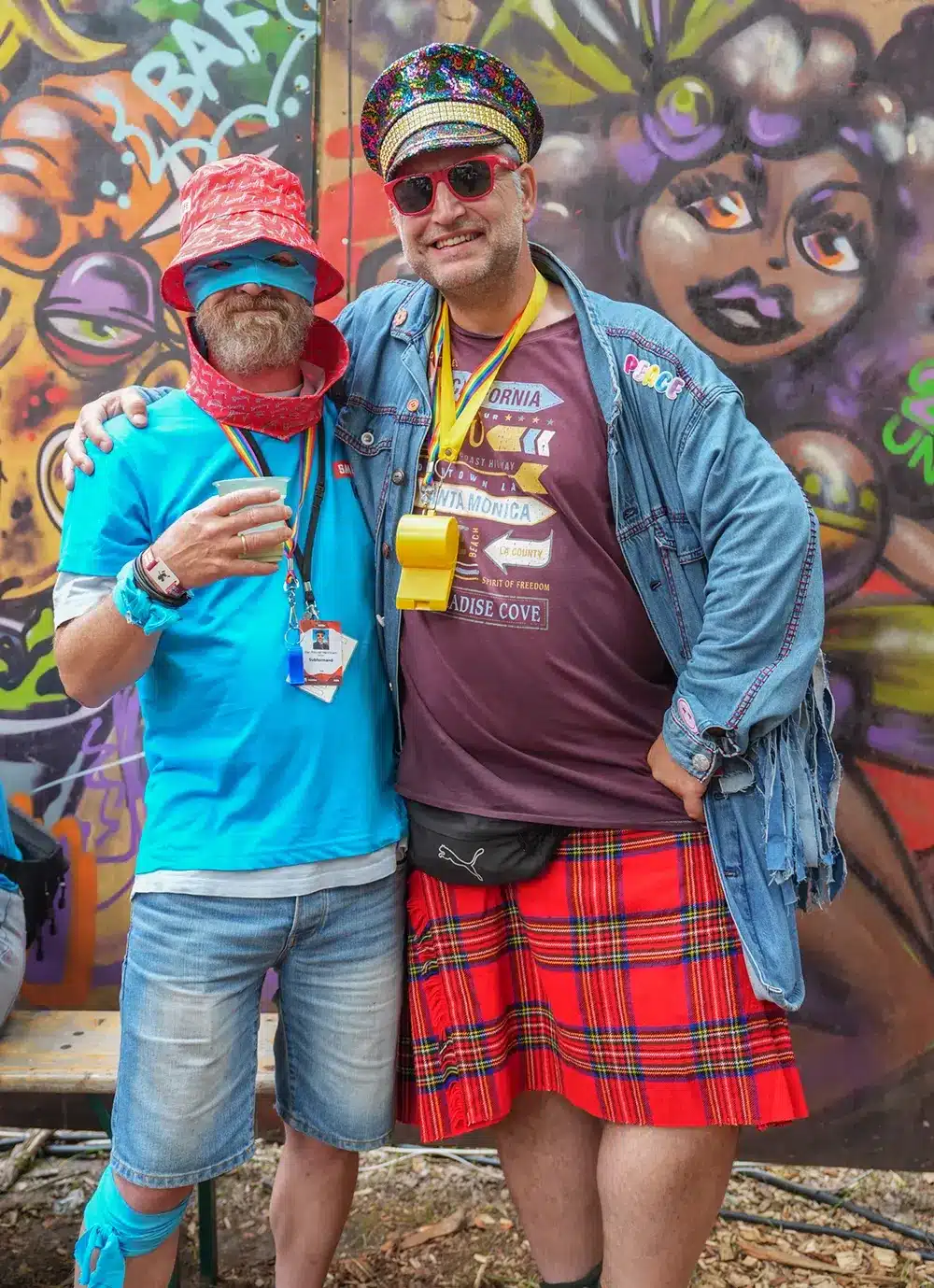 Dan og Peter i farverige outfits på Smukfest 2026