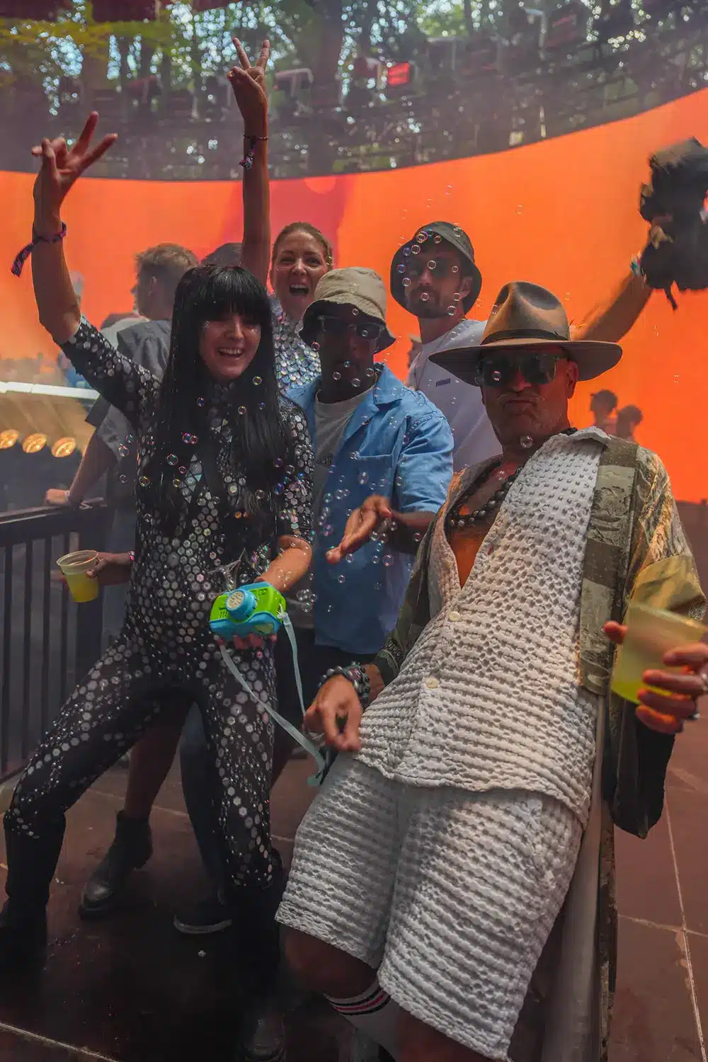 Festklædte gæster ved EKKO-scenen på Smukfest 2026 Festklædte gæster ved EKKO scenen på Smukfest 2026