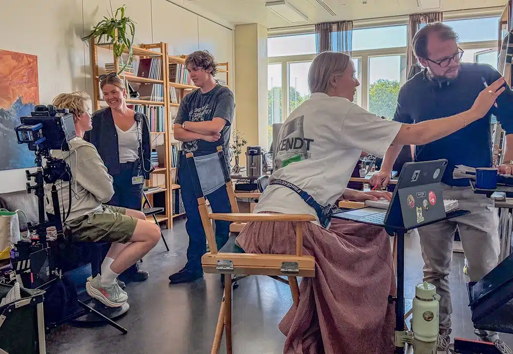 Filmholdet arbejder bag kameraet på Danefæ 2 på Moesgaard