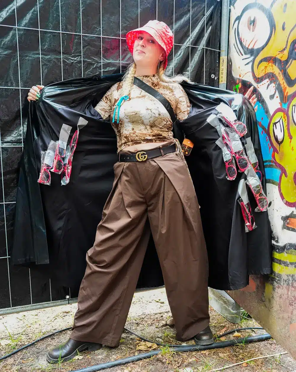 Frivillig viser kreativt festivaloutfit på Smukfest 2026