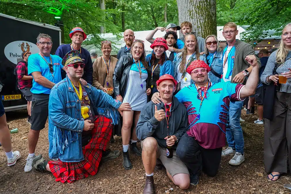 Frivillige samlet ved Skraldebaren under Smukfest 2026