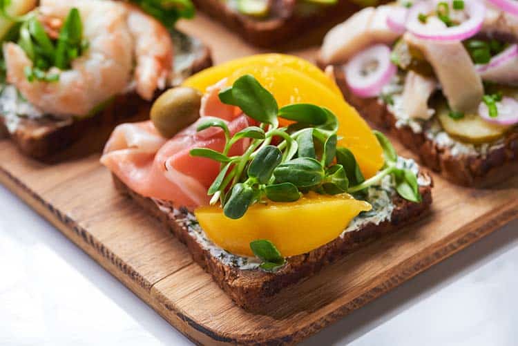 Frokostsejlads med smørrebrød i Aarhus Havn - Envato billede