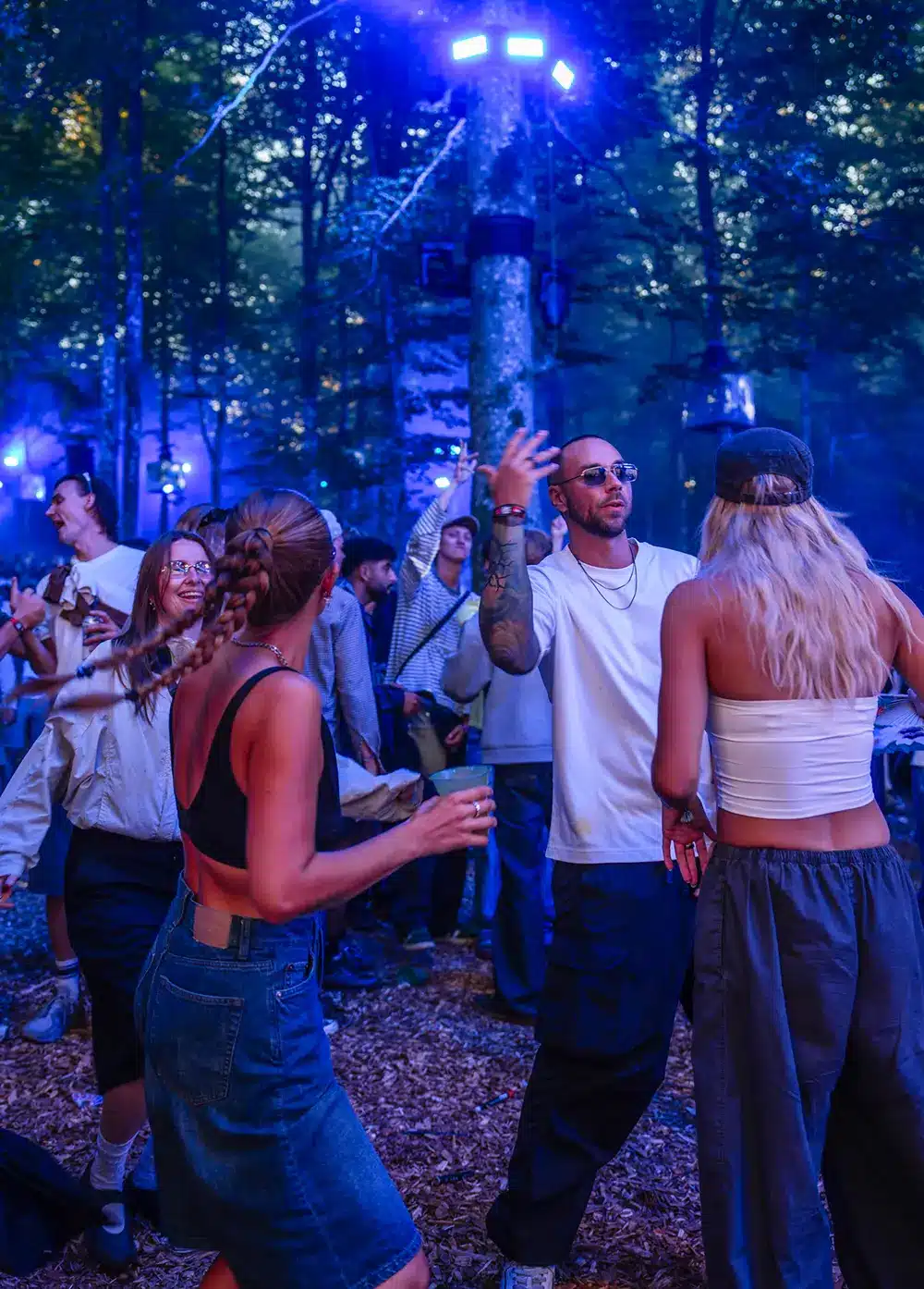 Gæster danser i blåt lys ved EKKO på Smukfest 2026 Gæster danser i blåt lys ved EKKO på Smukfest 2026