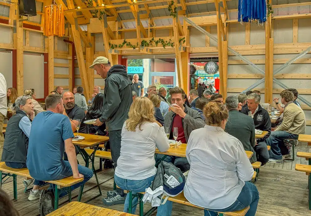 Gæster fejrer Aarhus Street Food i den nye pavillon
