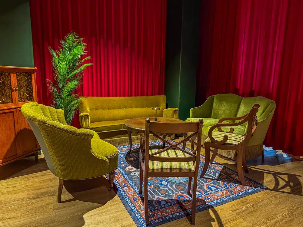 Grønne vintagemøbler omkring sofabord hos Porter’s i Aarhus