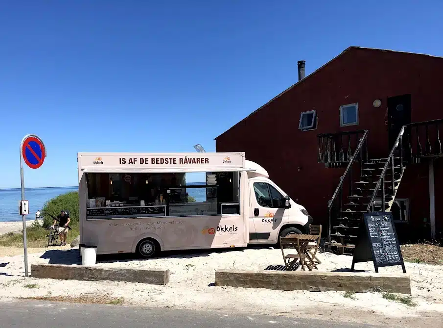 Isvogn fra Okkels Is ved stranden