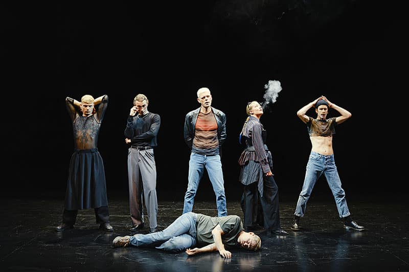 Jeppe på Bjerget på Aarhus Teater overrasker, udfordrer og rammer hårdt