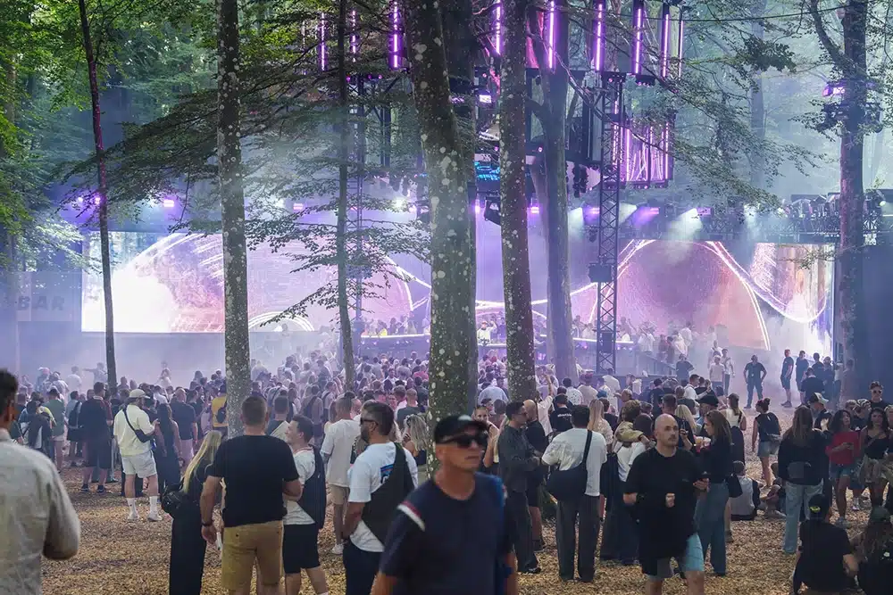 Laserlys og publikum ved EKKO-scenen på Smukfest 2026 Laserlys og publikum ved EKKO-scenen på Smukfest 2026