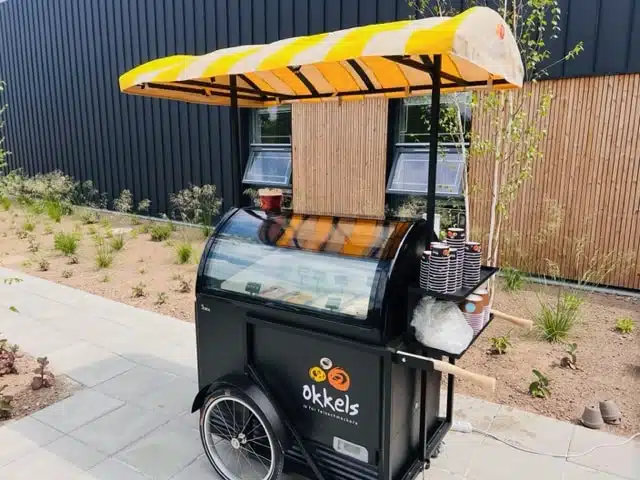 Mobil isvogn fra Okkels Is med gulstribet markise