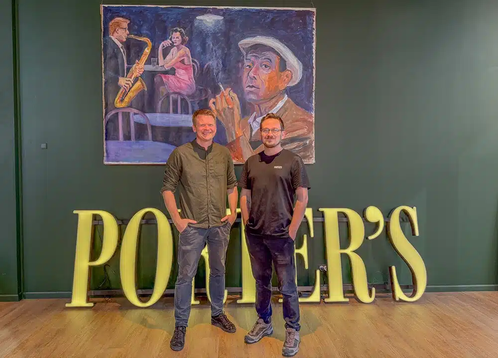 To ejere foran Porter’s-skilt og jazzmaleri på Sydhavnen