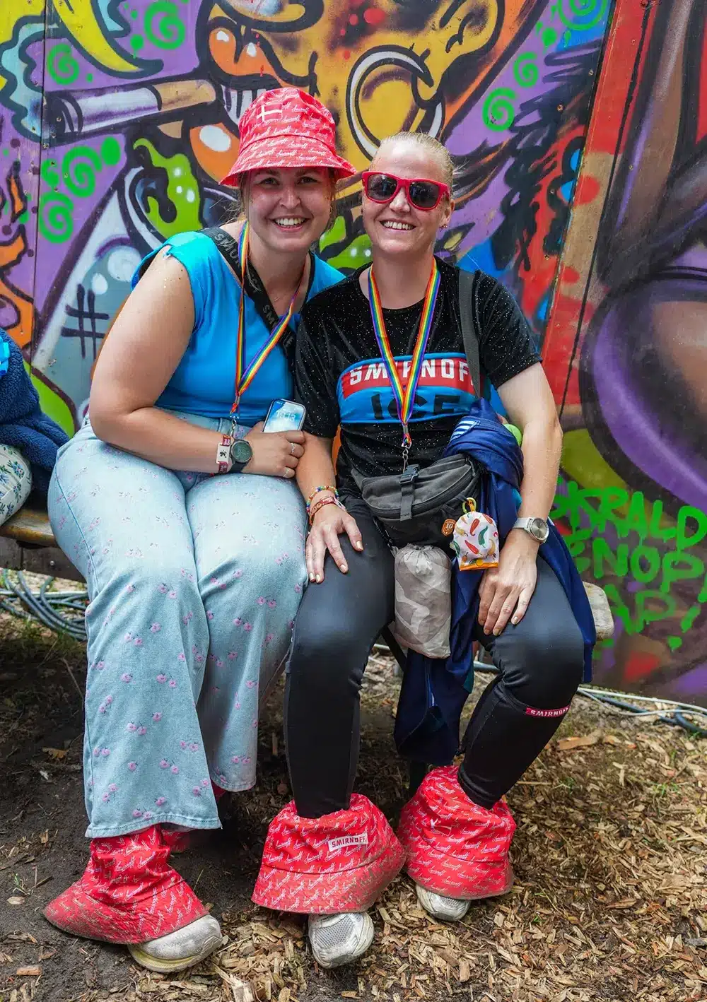 To frivillige i hjemmelavede outfits på Smukfest 2026