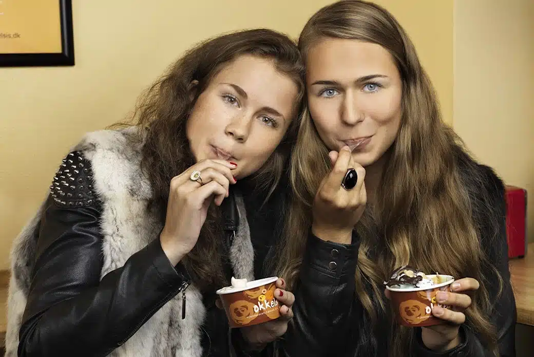 To unge kvinder spiser is fra Okkels Is
