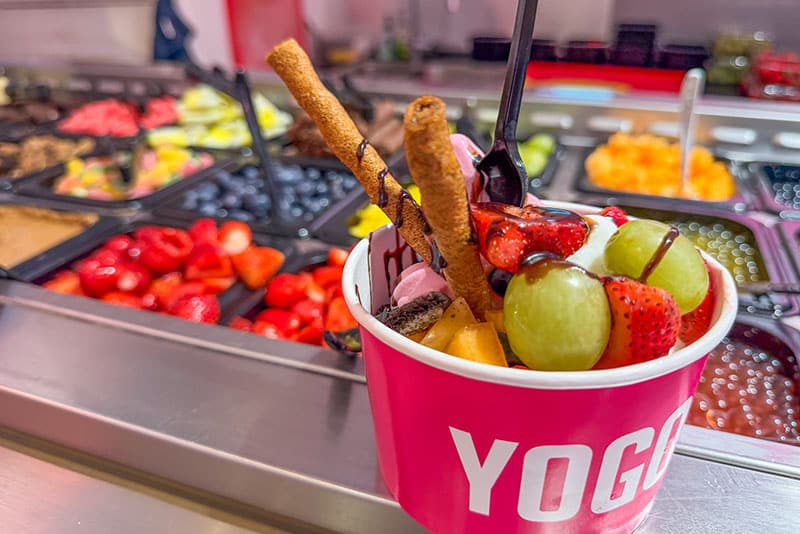Yogo Guldsmedgade » Aarhus Inside Hos Yogo bygger aarhusianerne stadig deres egen yoghurtis
