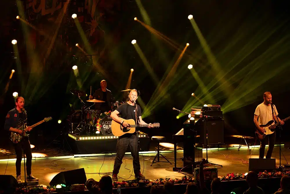 A Rush of Coldplay spiller for publikum under kraftigt scenelys - Foto Torben Iisager