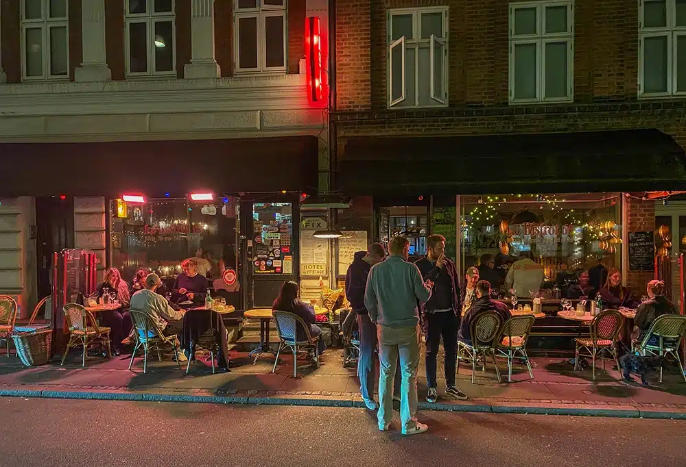 Aftenstemning udenfor Klassisk Bistro i Jægergårdsgade