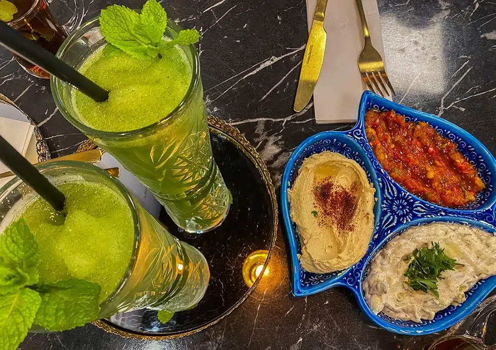 Alkoholfrie mojitos med mynte og mellemøstlige dips hos Zyara